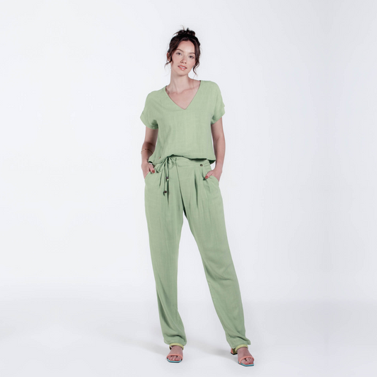 CALÇA COM TRANSPASSE EM LINHO