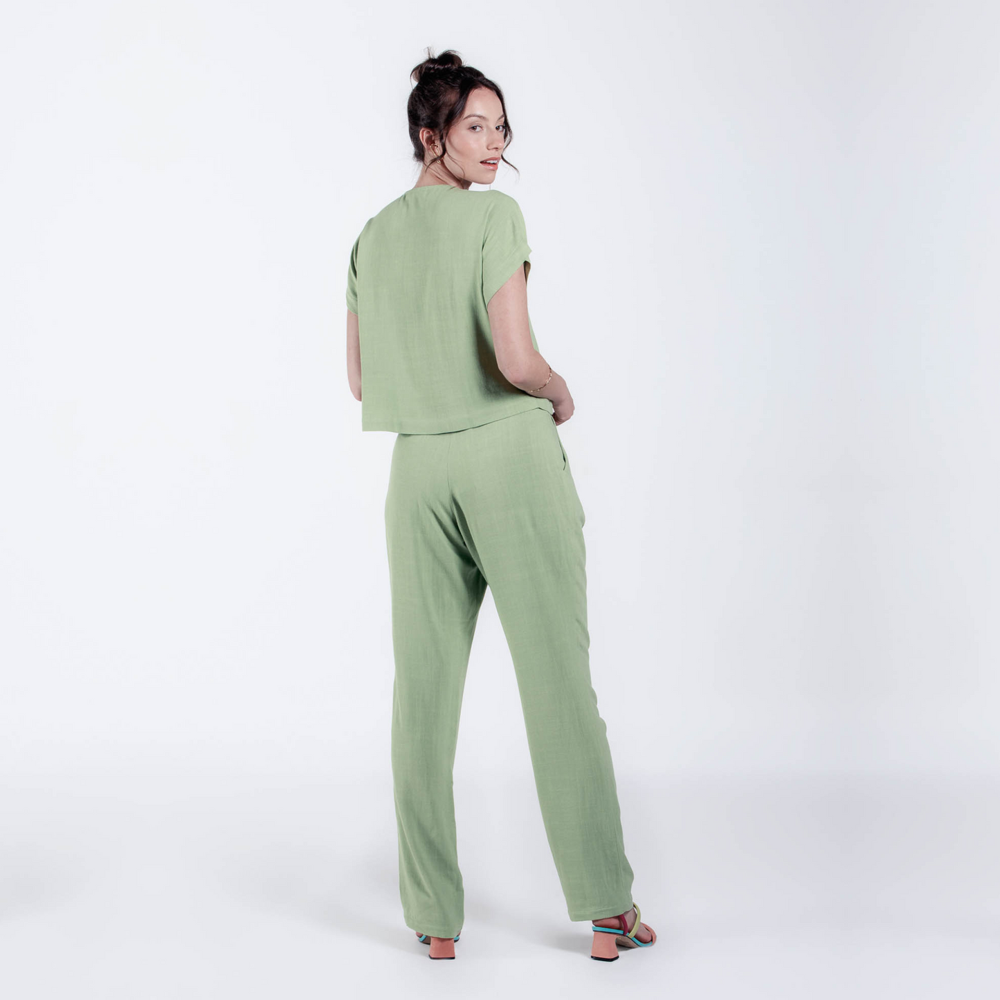 CALÇA COM TRANSPASSE EM LINHO