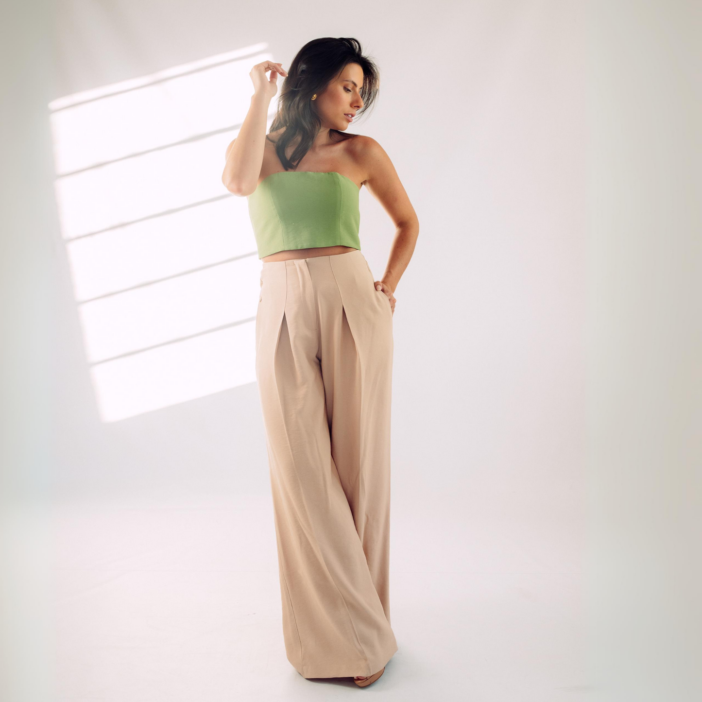 CALÇA PANTALONA COM PREGAS  EM VISCOSE